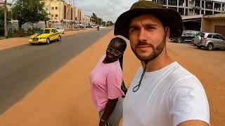 Chica de Gambia me enseña su barrio a fondo  (NO soy bienvenido...)