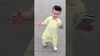 前方小企鹅出没 是走路都很开心的年纪啊#小短腿的快乐 #又被人类幼崽可爱到了 #宝宝走路的样子