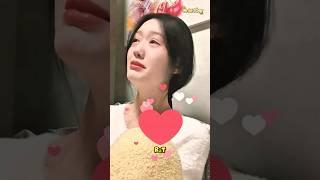Cô gái dùng đất sét nặng ra bức tượng dành tặng cho người bà