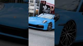 PORSCHE 911 REBAIXADA COM SUSPENÇÃO A AR É RODAS ARO 22 NA COR MIAMI BLUE  