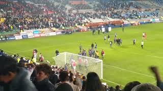 Afición y Barra despiden con aplausos y canticos al equipo después del triunfo contra Tijuana