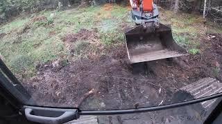 Puminaa kääntölenkin hakkuista. Hitachi 130 lcn