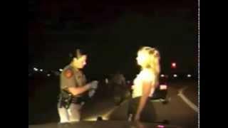 Kadın Polis Kıza Elleyip Mıncıklıyor!