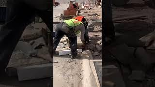 Así puedes cargar un bulto de cemento muy facil #construccion #ingenieria #arquitectura #arquitecto