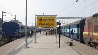 12554 VAISHALI Super Fast arriving at WORLD'S LONGEST RAILWAY PLATFORM!