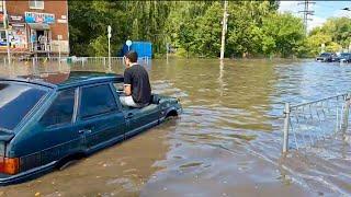 Последствия потопа в Самаре на улице Победы