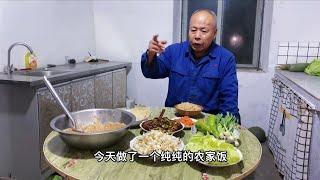 煮一大锅高粱米饭，挖点小根菜，蘸上鹅蛋酱简直绝了，吃过瘾了