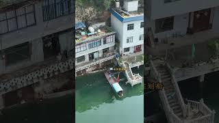 贵州北盘江畔住着几户人家，不通公路，出行交通工具全靠划船，住在这里每天都有吃不完的鱼，这样的地方你会喜欢吗？#山青水秀好地方