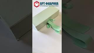 Представляем вашу внимание салатовую прямоугольную коробку с лентой под ручку