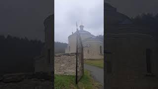Собачка сторожит храм святой Парасковьи в Валя Адынкэ ПМР