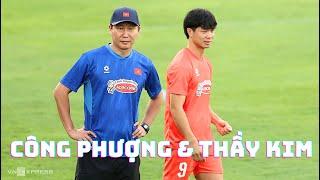 Công Phượng tươi cười và chỉ nói chuyện với HLV Kim Sang Sik