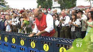 Wolfgang wettet in 100 Sekunden 300 Bierflaschen zu öffnen - ZDF Fernsehgarten 18.09.2016