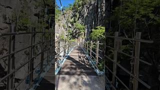 연산구름다리를 사이에 두고있는 내연산 12폭포 중 가장 유명한 동굴이 있는 2개의 관음폭포와 글자가 새겨진 연산폭포.~