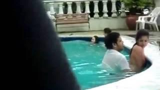 Couple dans la piscine