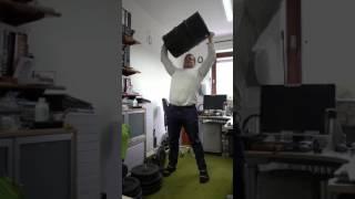 2017 02 22 Office Workout: Heute 50 Liter Fass Pressen (Keg Press)