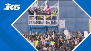 Machinists protest union's tentative deal with Boeing