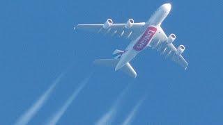 PILOTS VIEW - Airplanes with CONTRAILS at cruise altitude - Airbus 380, Boeing 747