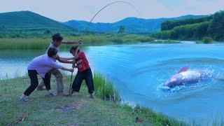 Fishing Big Fish: Girl Joined Forces With Foster Parents Pull Big Fish Shore. Hook Fishing Video