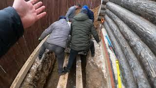 Очень сложно катать и опускать бетонные кольца в стесненных условиях!