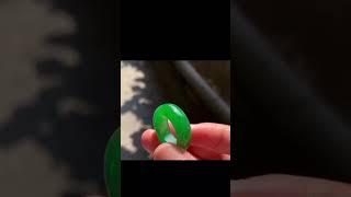 室外光下下的满绿指环。#翡翠珠宝 #翡翠指环 #翡翠 #天然翡翠 #玉佩 #翡翠手鐲 #古玉收藏 #shorts