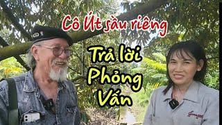 Đoàn du khách ghé thăm vườn cô Út sầu riêng. Muốn hỏi Út đôi điều. Út trả lời...