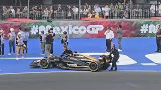 locura en el foro sol cuando entra el auto de Formula 1 de Sonny Hsyes Brad Pitt en GP de México