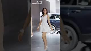 抖音|2018广州车展嫩模，这个小姐姐有撞到你的心吗？