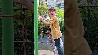 Brincando na Árvore Giratória   #viral #funny #kids #youtubeshorts #youtube