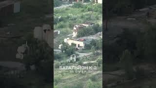 Наздогнали FPV-дроном окупантів, що заїхали в гараж на баггі