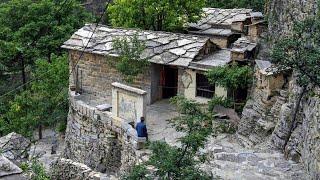 A stone village was discovered on the cliff,where only the elderly live. Everything is made of stone