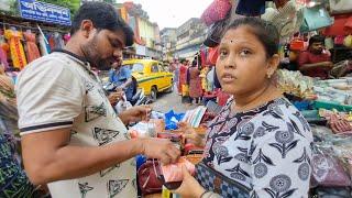 শেষমেষ এখান থেকেই পূজোর কেনাকাটা করলাম ।তবে দাম শুনে রানি অবাক হলাম 