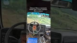 Carro capotando morro abaixo