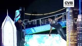 AKSHAY KUMAR PERFORMS STUNT WITH FANS AT AN EVENT- LIVE VIDEO