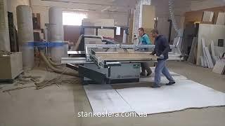 Altendorf F45 форматно-раскроечный станок бу с прижимной балкой и цифровыми индикаторами размеров