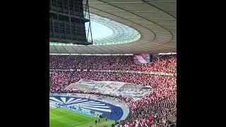 Eintracht Frankfurt mit einer großen Zweiteiligen Choreografie im #DFBPokal Finale gegen RB Leipzig