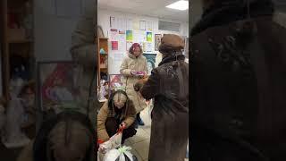 Подопечные сразу разобрали средства гигиены, которые принесли благотворители