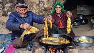 Heavy Snow Fall Risk for Life in the Cave | Old Lovers Grilled Fish in the Cave Like 2000 Years Ago