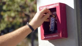 Street Marketing Snickers. "No eres tú cuando tienes hambre"