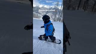 Семён, накатывает базовый карвинг на сноуборде тренировка в Розе хутор #школасноуборда