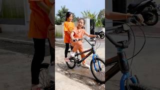 Keysha Dan Sheena Bermain Sepeda #funny