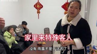 家里来了特殊的客人，没想到是因为妈妈办了这事，太让李佳生气了