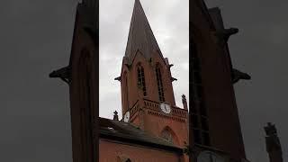 Kirche St. Katharina von Siena, Lindern, Oktober 2023: Uhrenschlag um 17 Uhr