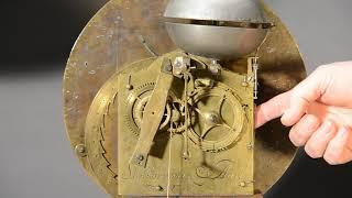 Elegante Standuhr mit Viertelstundenschlag und seltenem Werk
