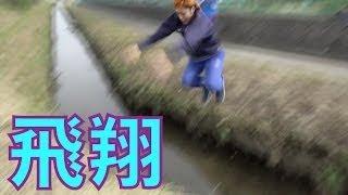 抵抗するも川に落とされる太った少年