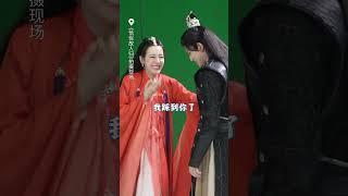#恰似故人归大结局# 纪云禾 ，长意拍摄现场相互调侃，笑声不断欢乐多多。两人吊起威亚来动作娴熟，结果一不小心微微“撞车”，引起笑声一片，这快乐程度小海螺隔着屏幕  #任嘉伦 #迪丽热巴