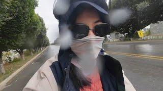 【騎行】靚女陰雨天重裝爬坡，在被大風刮走前鑽進小樹林搭帳篷