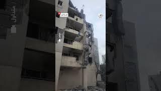 دمار كبير في المباني والمركبات إثر سقوط صاروخ إيراني في مدينة بئر السبع جنوب إسرائيل