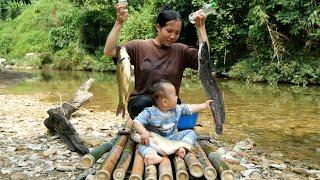 Single mother and baby - went to the stream to catch fish and caught many giant fish.