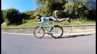 Велогонщик уделывает всех на трассе / Racing cyclist - superman