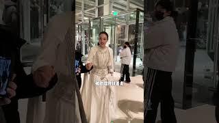 為何女明星走路總是要扶著助理？本以為是耍大牌，真相曝光才知另有隱情